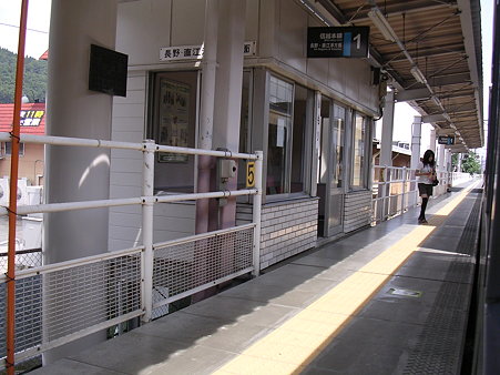 安茂里駅ホーム