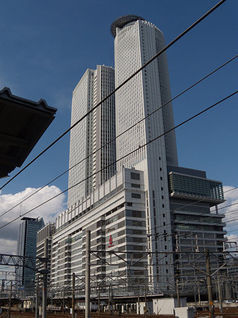 あおなみ線名古屋駅ホームから見るタワーズ