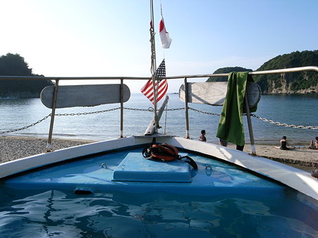 岩地海岸にある船型の温泉