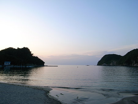 夕暮時の岩地海岸