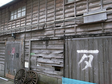 沼津港の付近にあった木造の建物