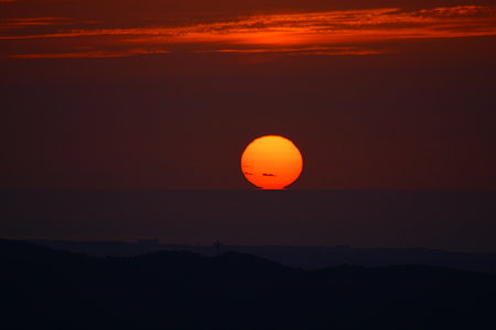 日本海に沈む夕陽(1)17：34　ちょっとだけ足が！　キゴ山から