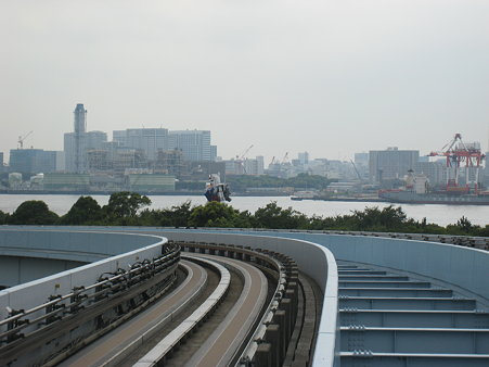 線路の向こうに見えるのは・・・