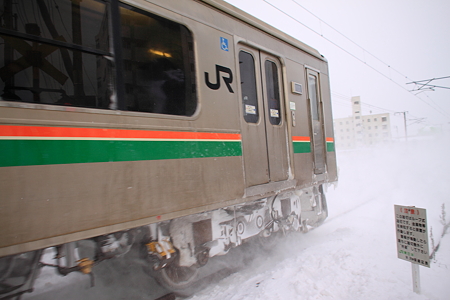 雪煙舞う701系5500番台