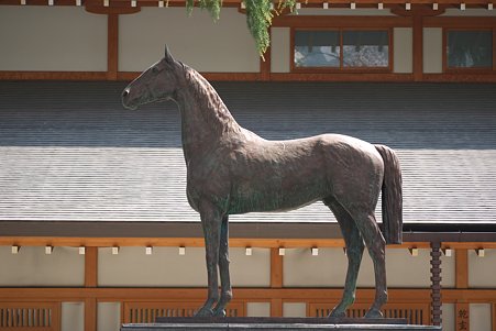 2011.04.11　靖国神社　戦歿馬慰霊像