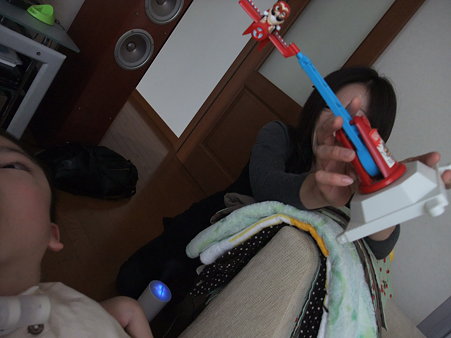 おもちゃで気を引く友人