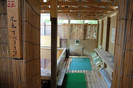 脱衣所から風呂を望む