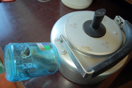 やかんに水が入っている