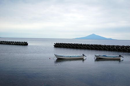 沖に利尻島