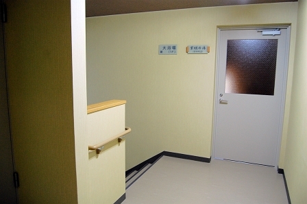 旧館3階と4階を結ぶ階段の途中にある。以前は共同トイレがあった場所