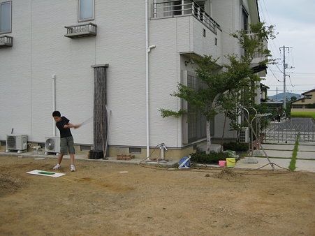 裏庭で試打