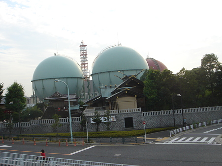 隅田川堤防をもう少し北に移動。　赤いやつの下側が見えなくなってしまった。DSC01600