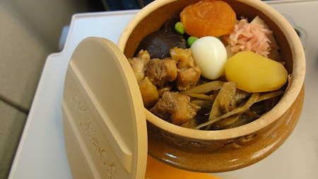 峠の釜飯 鶏にウズラ卵に、椎茸、ごぼう、梅に見えるが杏。おいしい。別添の漬物最高!
